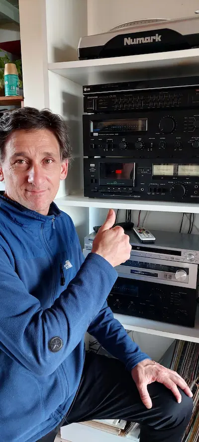 Sebastián Ortiz junto a equipos de audio Sansui vintage