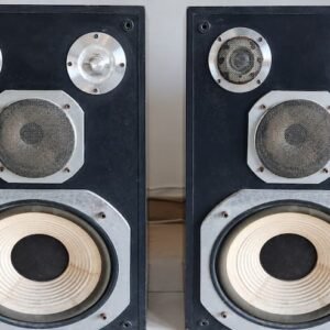 Parlantes Namco de audio vintage vistos de frente