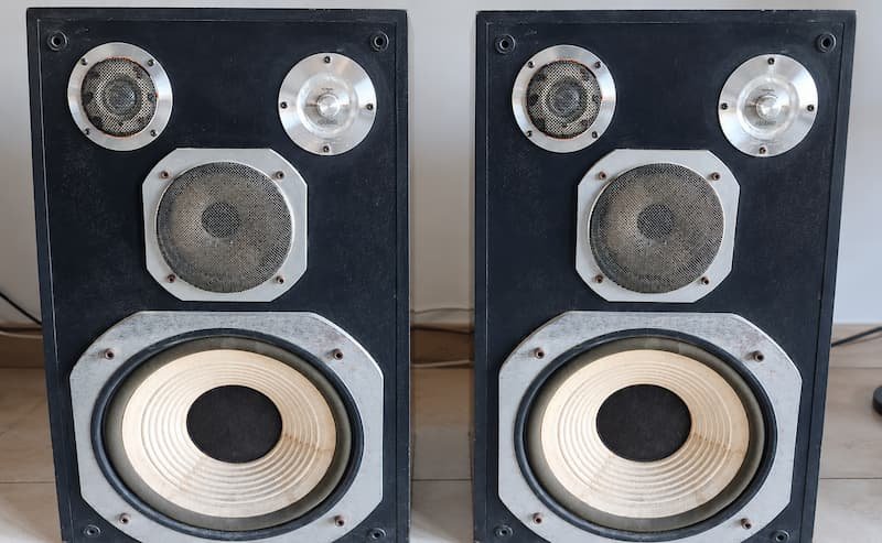 Parlantes Namco de audio vintage vistos de frente